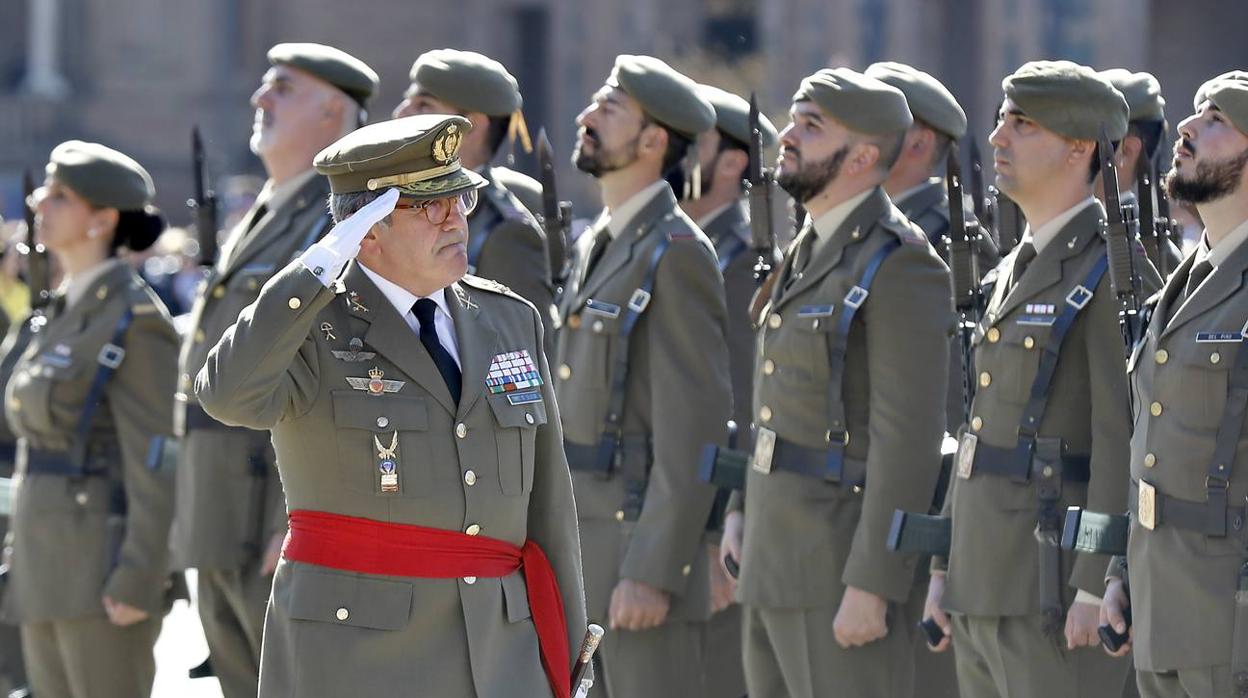 Gómez de Salazar pasa revista por última vez en la Plaza de España