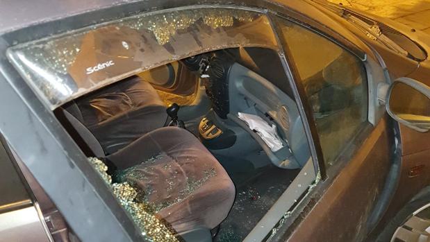 Acude al tanatorio de la SE-30 a velar a su abuela y acaba la jornada con el coche destrozado