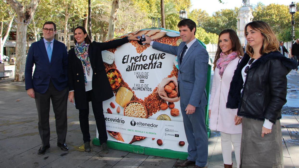 David Guevara, delegado de Transición y Deportes, junto a los gerentes de la empresas implicados en la iniciativa