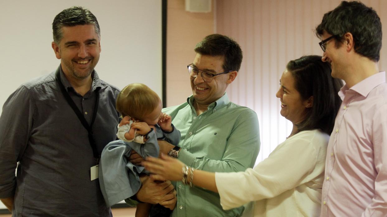 Luis Martín, coordinador de trasplantes del Virgen del Rocío, Juan José Jurado con su mujer, Rosa, y su hija, junto a Alejandro Asúa, el cirujano que lo operó