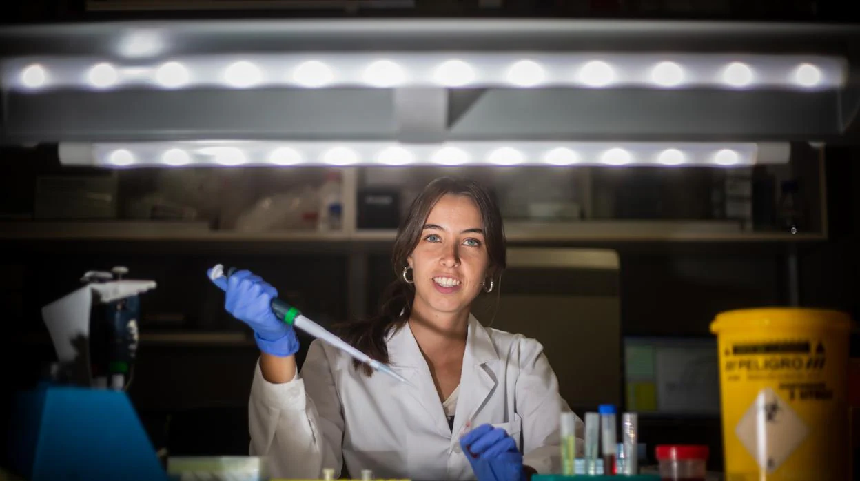La joven investigadora en el Instituto de Biomedicina, donde realiza su trabajo