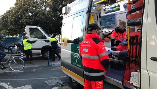 Herido leve un joven con un patinete tras chocar con un camión en el Paseo Colón