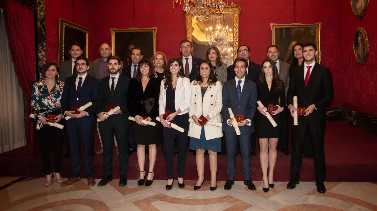 Foto de familia de los premiados por sus investigaciones y expedientes en la Real Maestranza