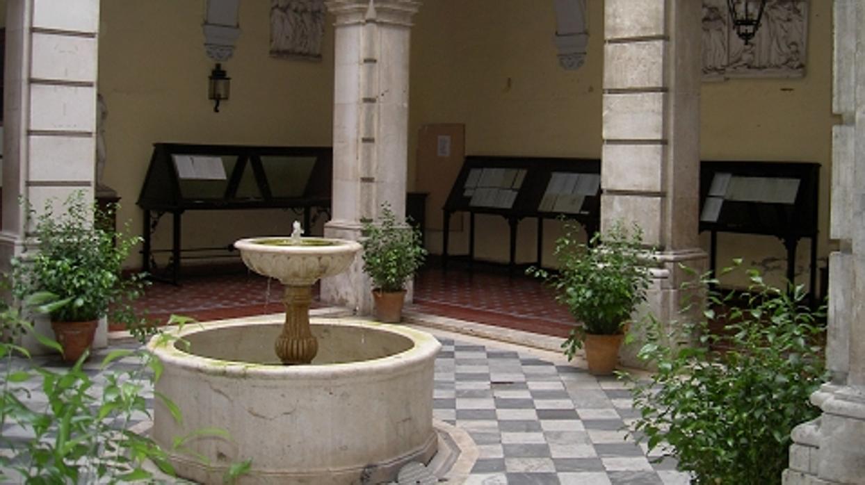 Uno de los patios de la Universidad de Sevilla