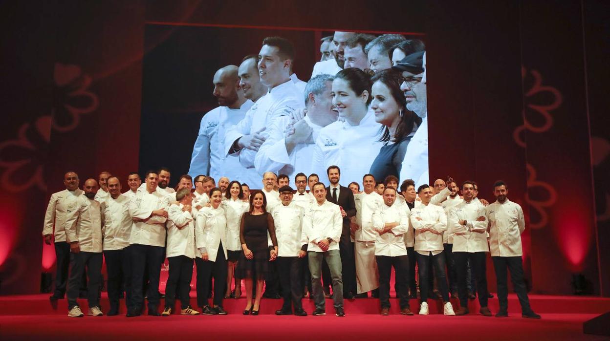 Foto de familia de los chef que han conseguido estrellas para sus restaurantes en esta edición