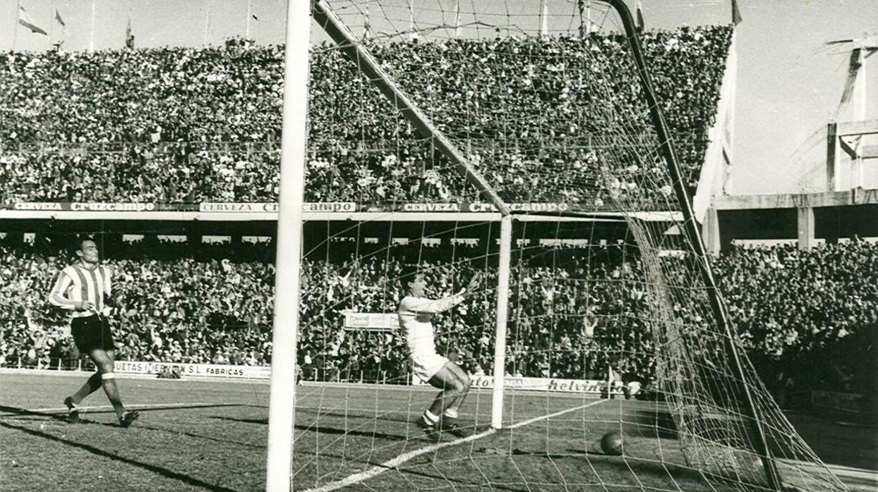 Partido Sevilla-Betis jugado en el estadio Sánchez-Pizjuán en noviembre de 1962, con victoria sevillista