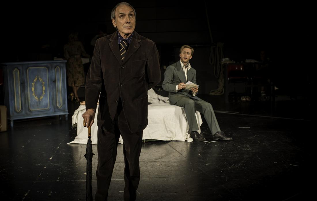 Eusebio Poncela en una de las escenas de la obra que protagoniza en «El sirviente» junto a Pablo Rivero