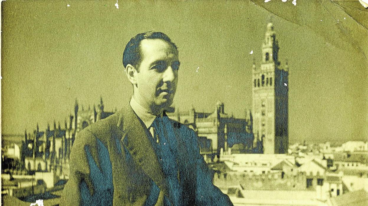 Joaquín Romero Murube, con la Giralda al fondo