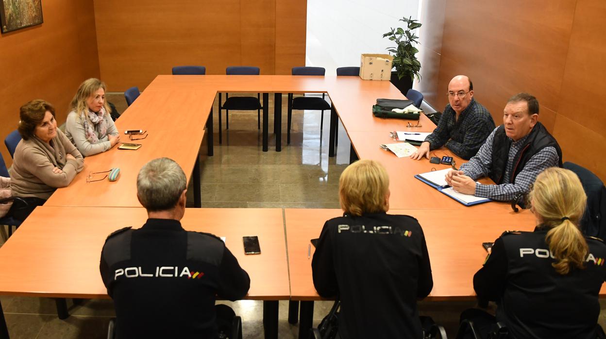 Reunión de los representantes vecinales con los mandos de la Policía Nacional