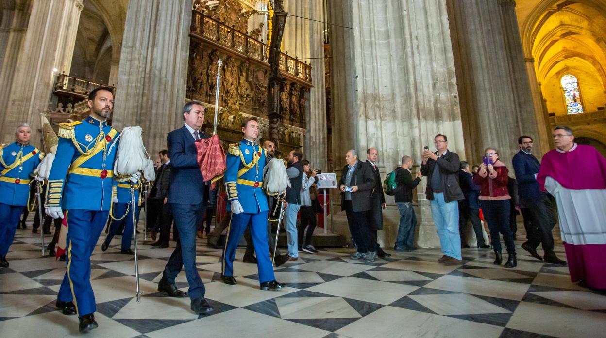 El alcalde porta la espada de San Fernando en el interior de la Catedral