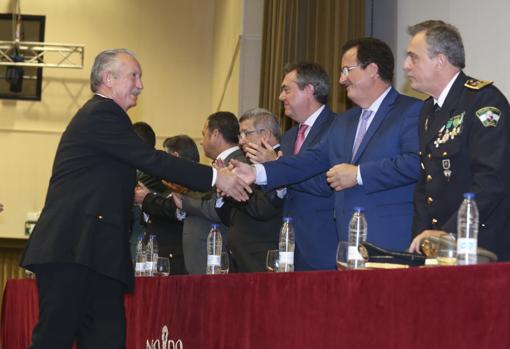 Juan Flores, jefe de la UIN, recibe la medalla al mérito policial