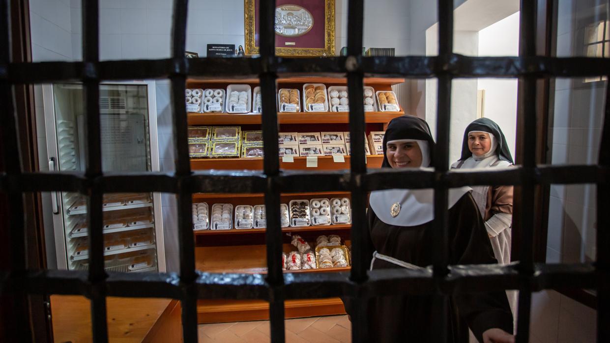 La abadesa, Sor Lucía, y Sor María Paula detrás de la reja junto al torno, con los dulces de fondo