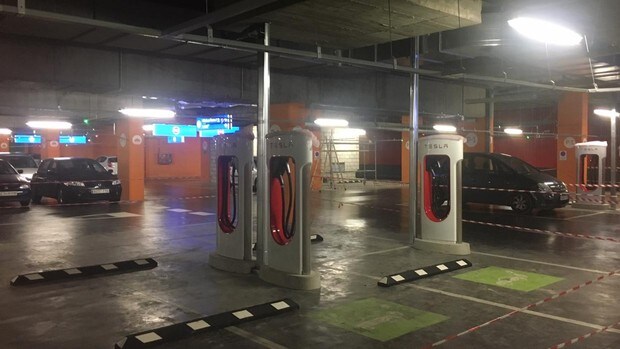 Tesla instala en Torre Sevilla sus «supercargadores» para coches eléctricos