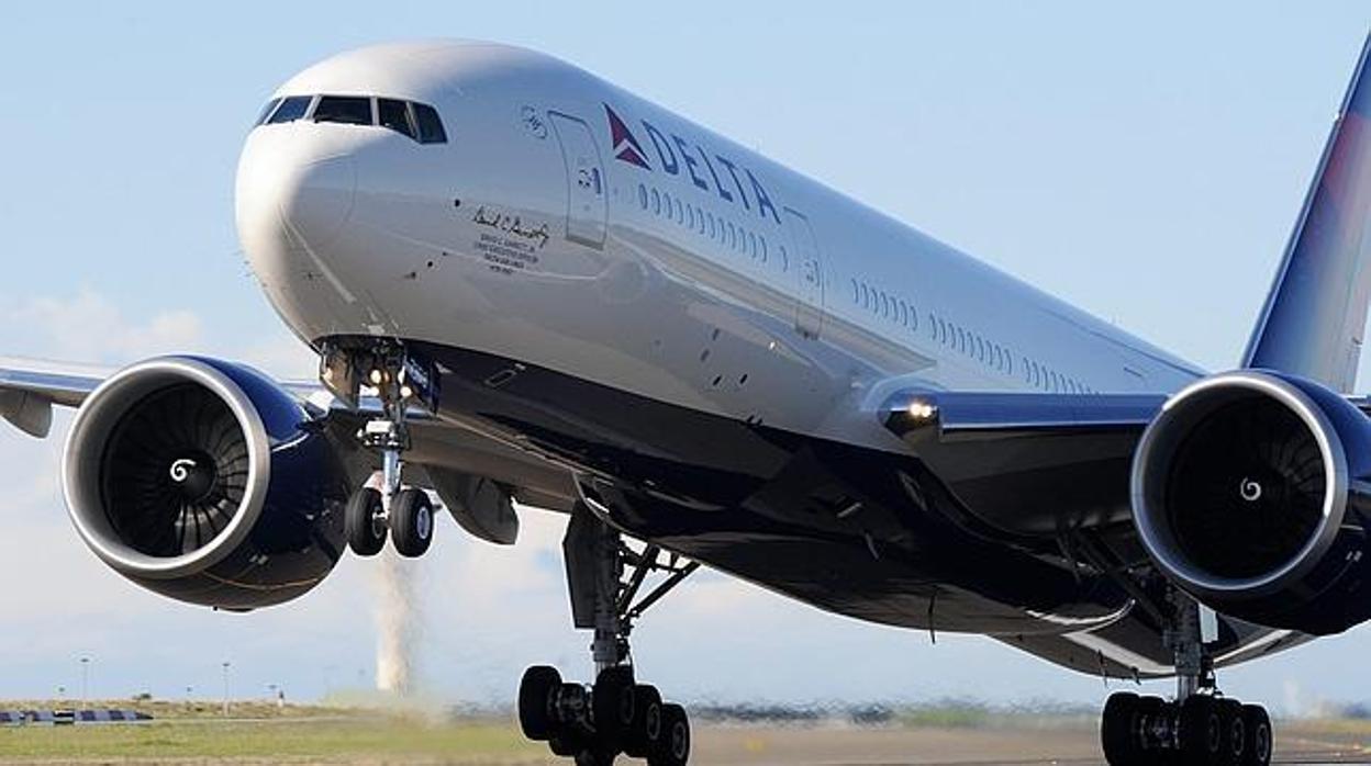 Una avión de la compañía Delta Air Lines inicia el despegue desde un aeropuerto