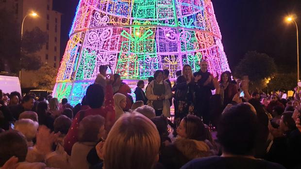 Polígono Sur y Torreblanca adelantan la iluminación navideña de Sevilla con dos árboles de más de 20 metros