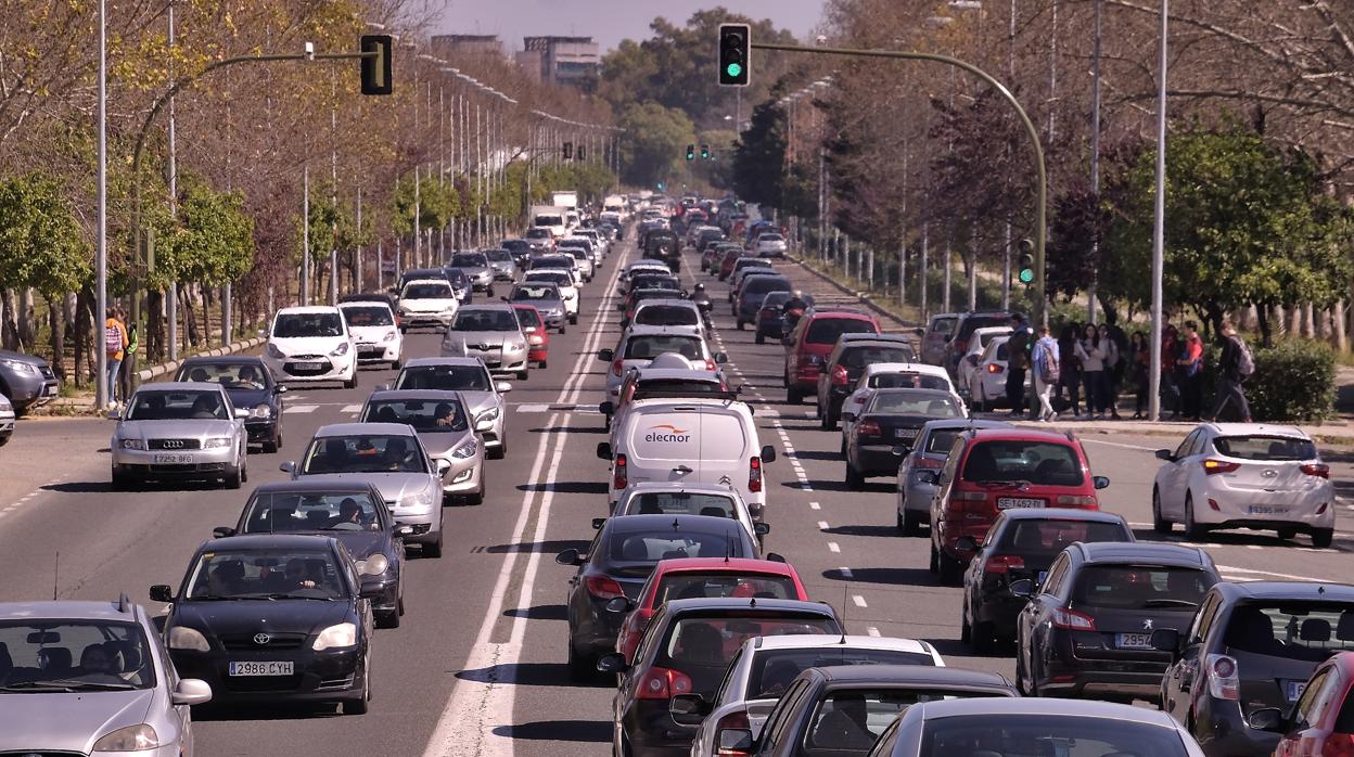 Concentración de vehículos en la avenida Juan Pablo II de Sevilla