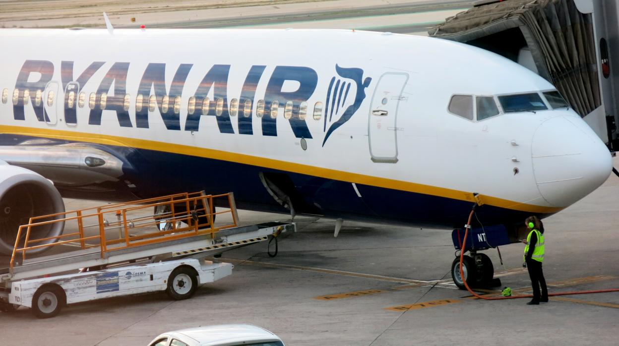 Un avión de Ryanair en repostaje