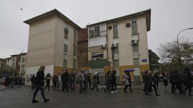 Jaime Bretón apunta a un edificio frente al centro cívico El Esqueleto para la «comisaría satélite»