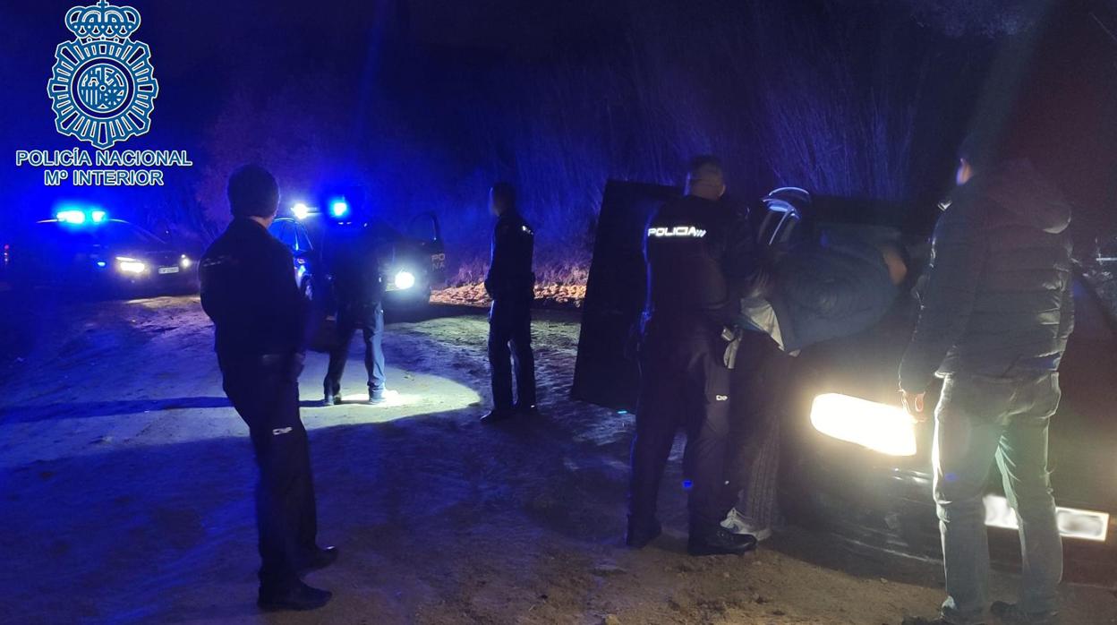 Efectivos policiales deteniendo a los autores del robo