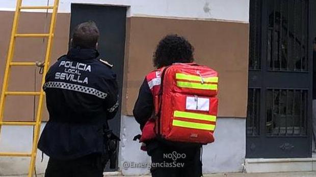 Rescatan a una menor que pedía auxilio desde el balcón de una vivienda de Sevilla capital