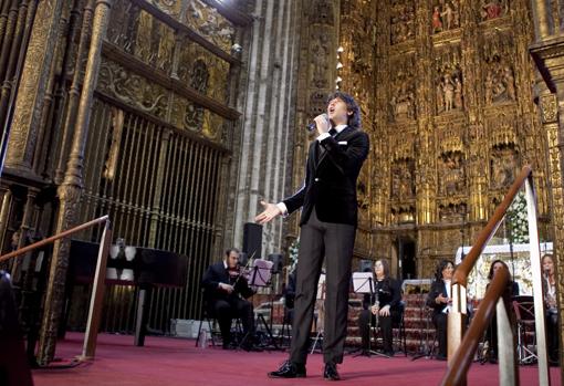 Manuel El Lombo cantando villancicos en la Catedral de Sevilla