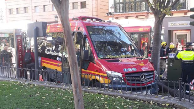 Dos heridos leves tras chocar un autobús de Tussam contra una farola en el Duque