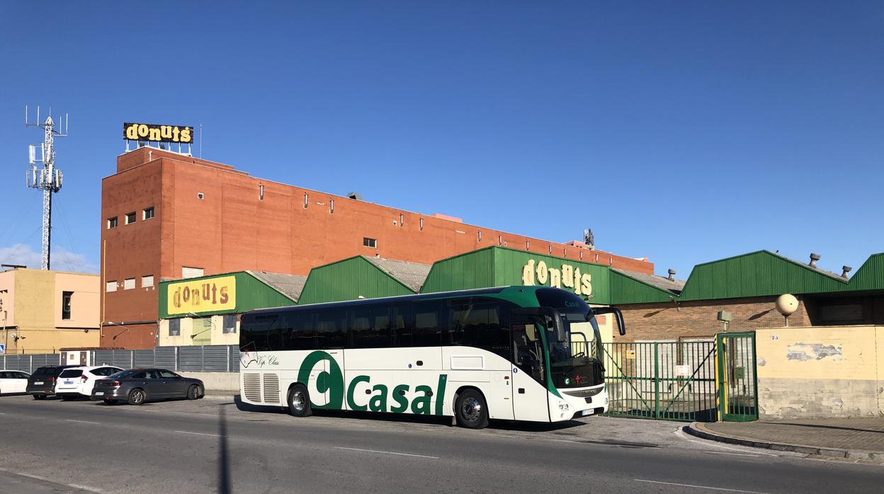 Un autobús de la compañía estacionado ante las nuevas instalaciones que ocupará