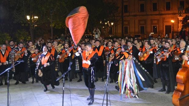 Vigilia de la Inmaculada: las tunas de Sevilla adelantan el horario de las rondas en la Plaza del Triunfo
