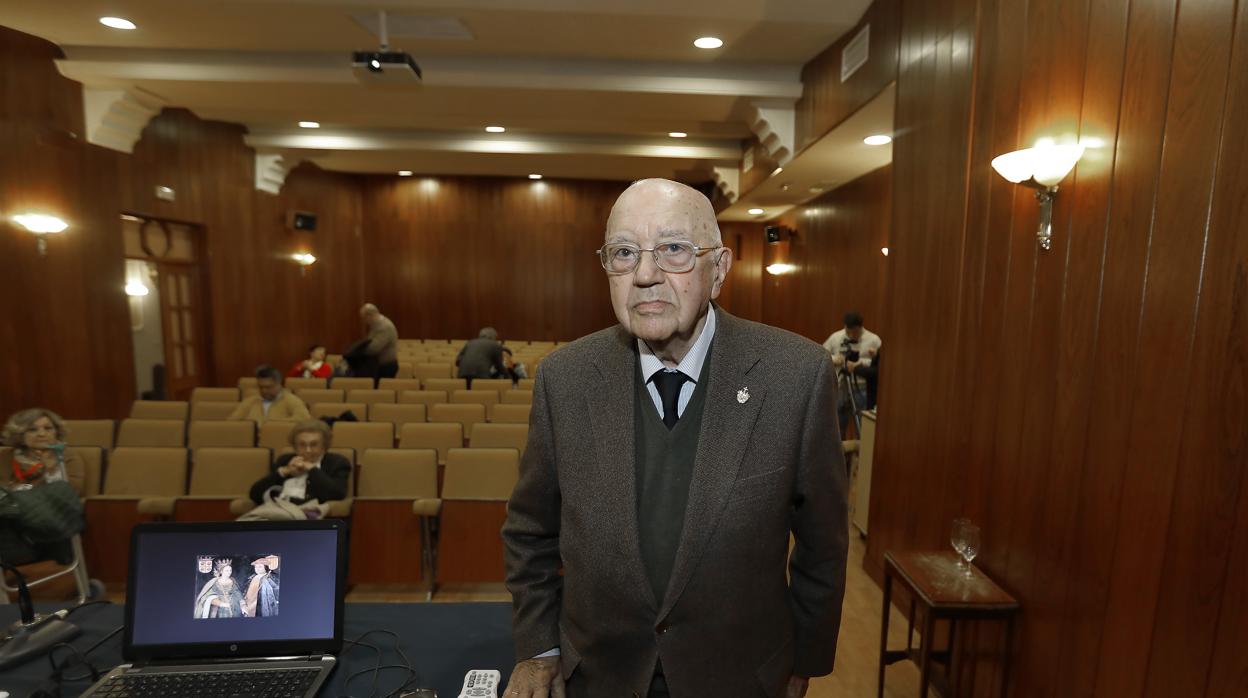 Vicente Romero tiene 95 años y ejerce la profesión J.M.Serrano