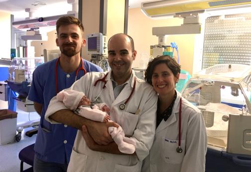 Lucía con los pediatras José Blanco, Francisco Carrión y Mercedes Oliva, del Hospital de Valme