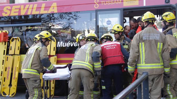 Continúan en la UCI del Hospital Macarena tres de los heridos en el accidente del microbús en el Duque