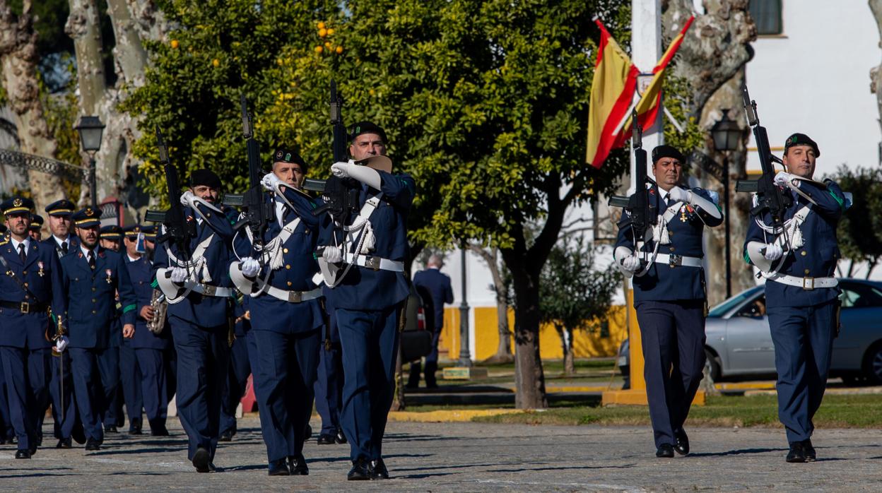 Desfile de la unidad de honores que abrió el acto castrense