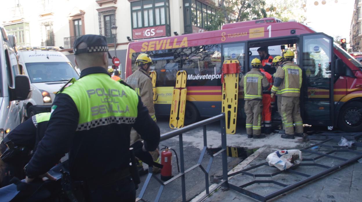 Accidente del bus de Tussam en la plaza del Duque