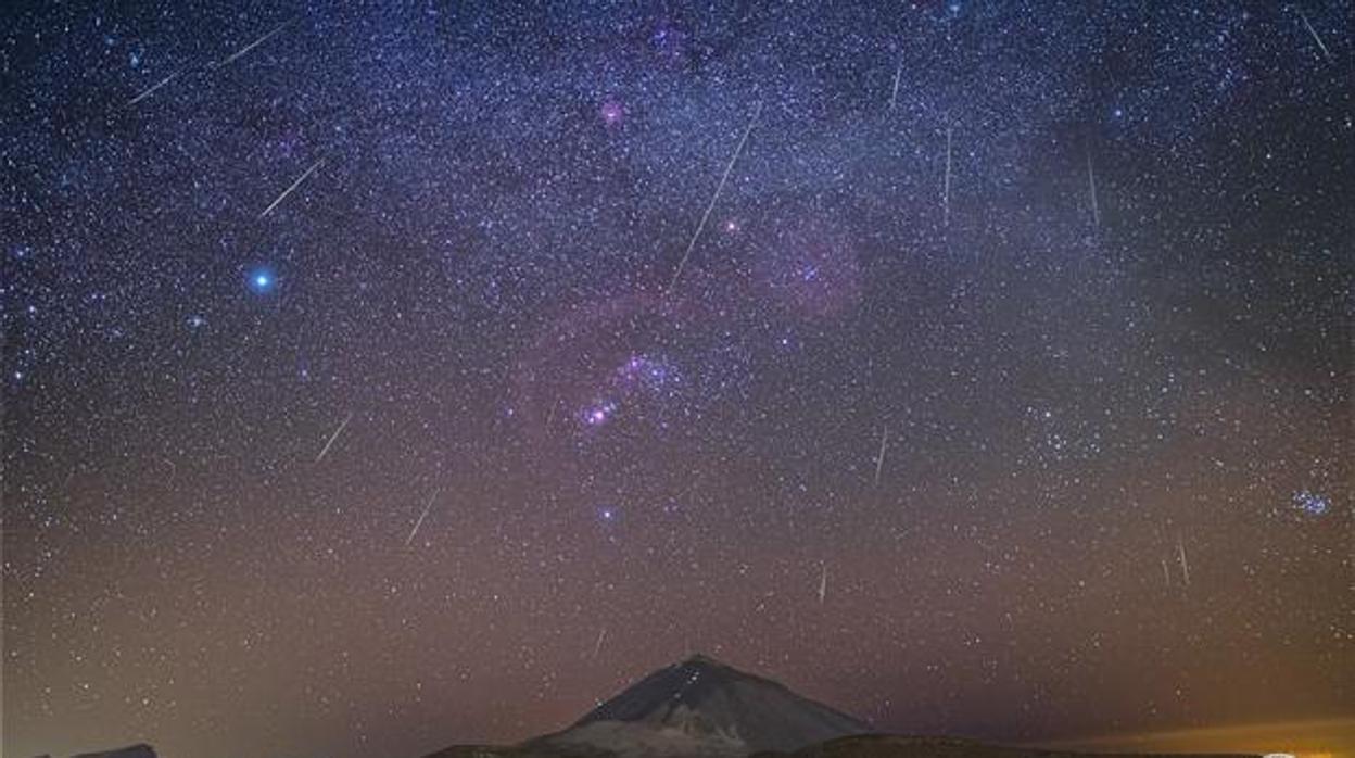 El Teide durante una de las últimas lluvia de estrellas