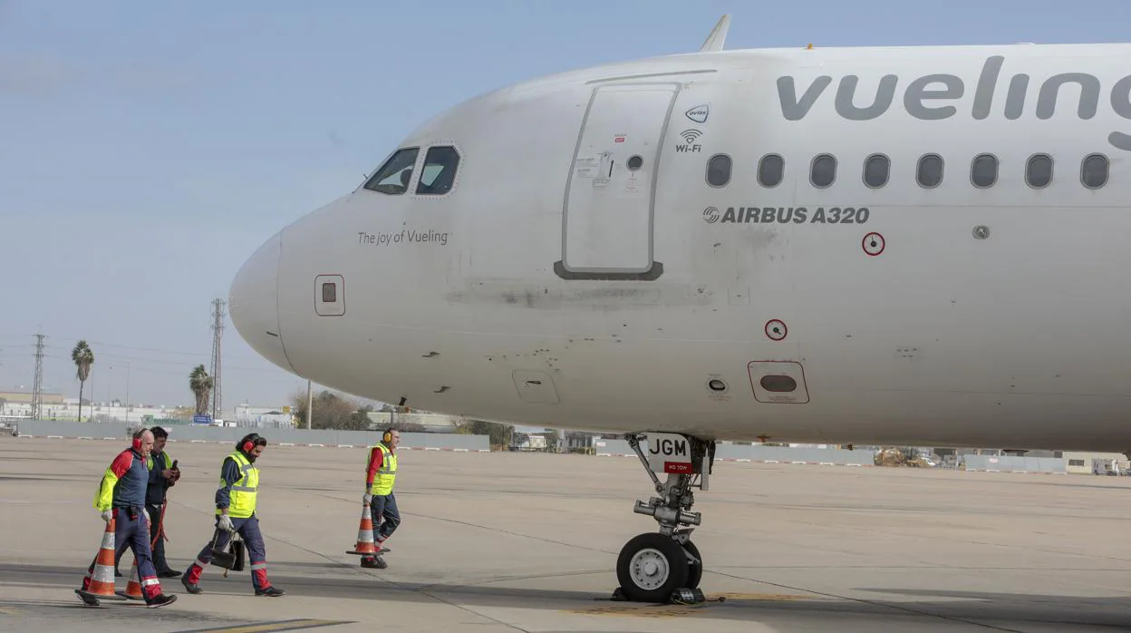Avión de la compañía Vueling en el aeropuerto de San Pablo