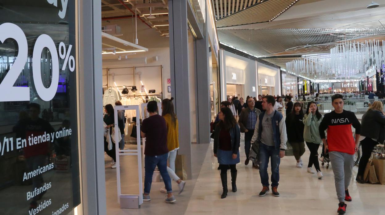 Varias personas pasean por el centro comercial Lagoh