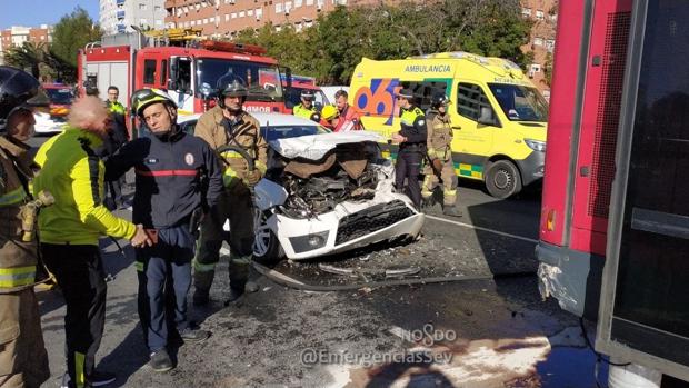 Un coche choca contra un autobús de Tussam en la Avenida de las Ciencias