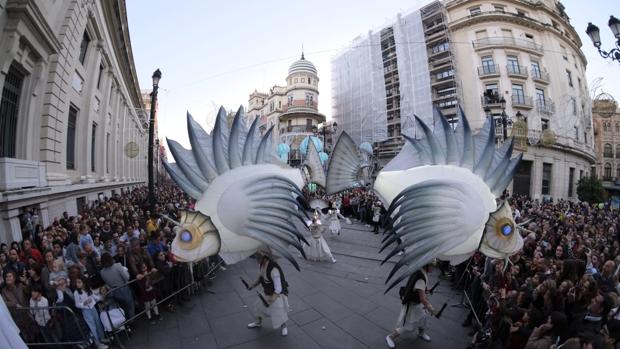 En vídeo: así es el espectáculo «Abismos», el pasacalles marino de esta Navidad en Sevilla