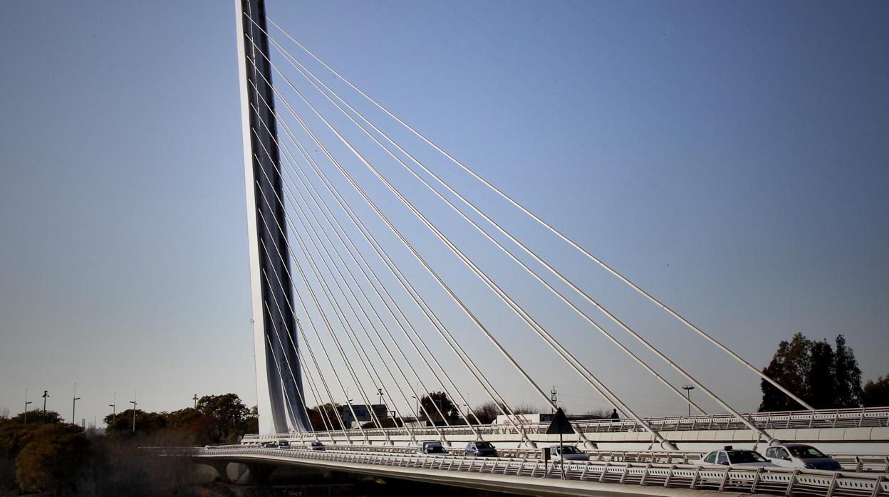 Vista general del Puente del Alamillo, donde un motorista ha perdido la vida este sábado