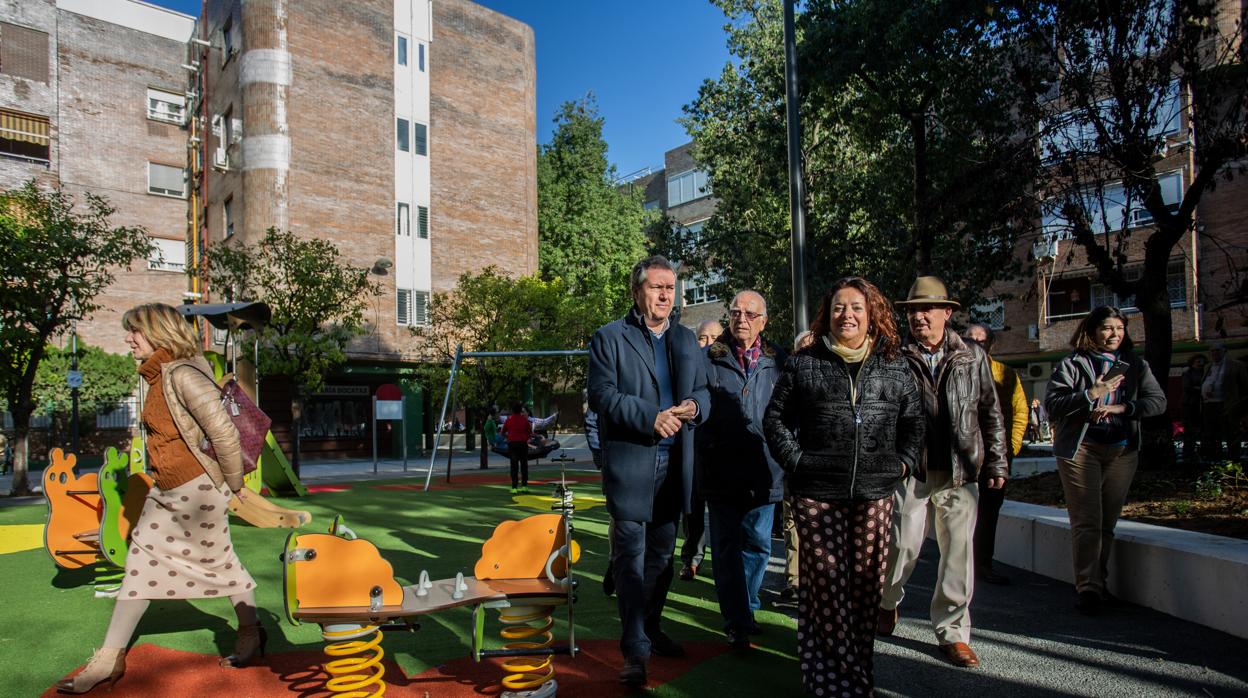 El alcalde Juan Espadas ha inaugurado la plaza Salesiano Don Ubaldo, en Triana, tras su completa reurbanización