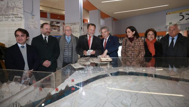 La estación de Plaza de Armas acoge una maqueta sobre la primera vuelta al mundo