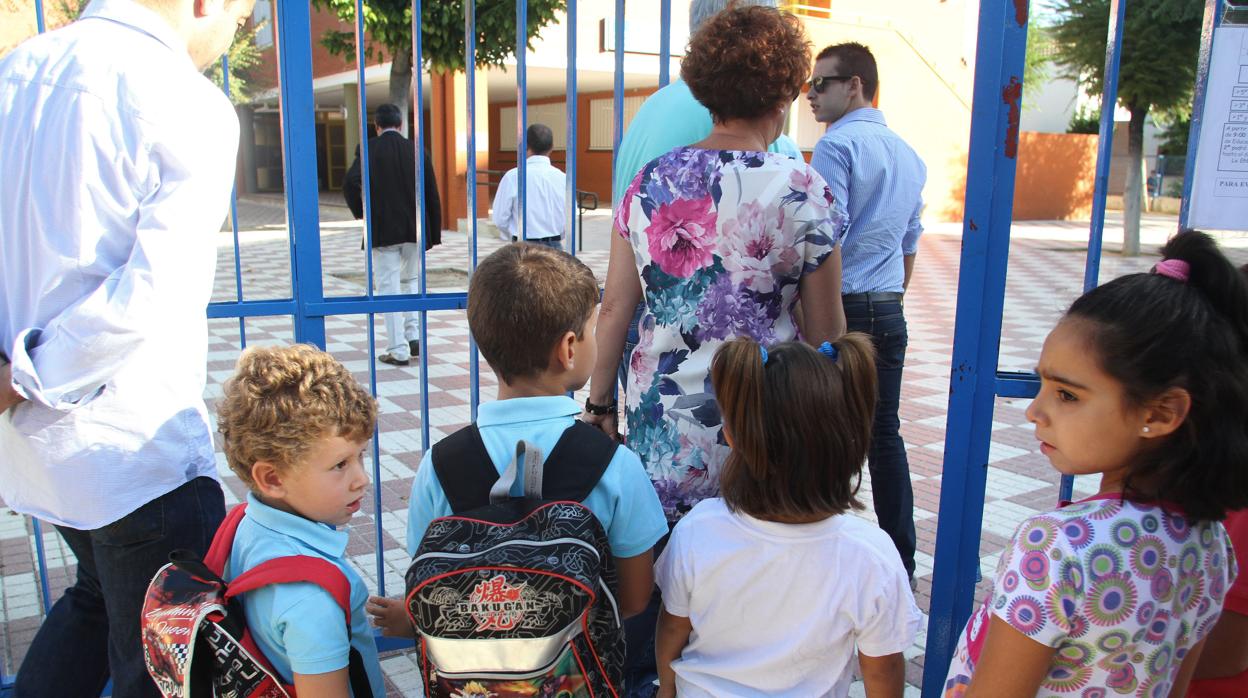 Niños en la puerta de un colegio