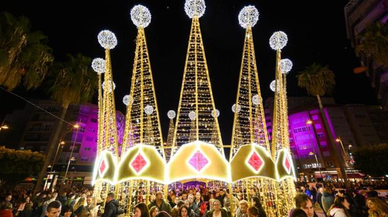 Una de las coronas de los Reyes Magos en la iluminación de la Navidad de Almería