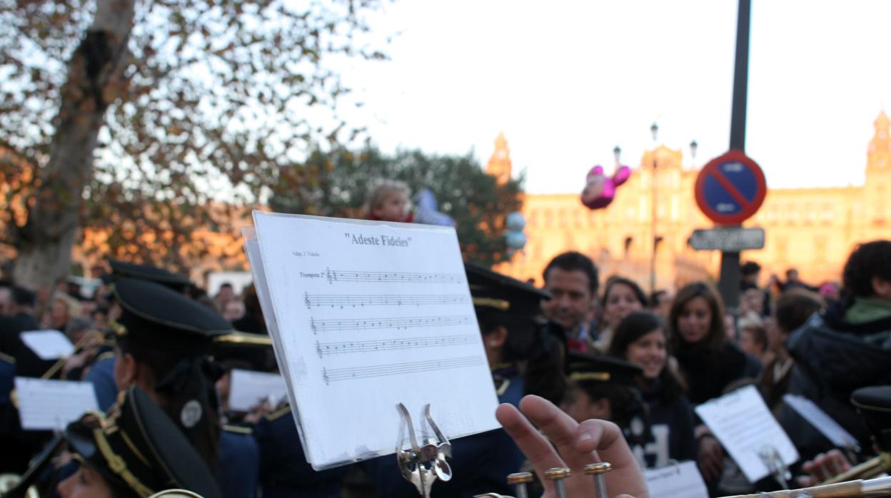 Un músico leyendo una partitura durante una reciente Cabalgata de Reyes