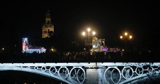 La Cabalgata de Sevilla cruzando el puente de Triana