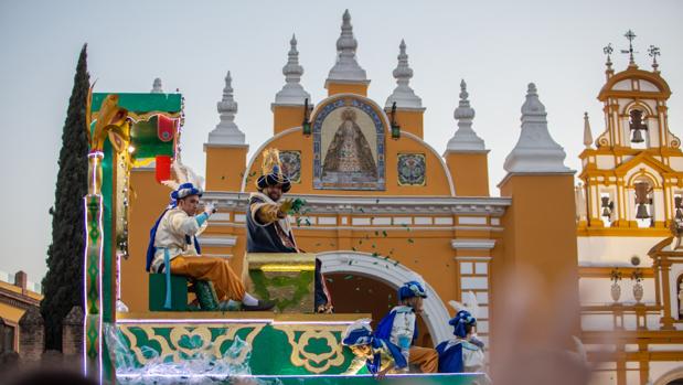 La Cabalgata de los Reyes Magos desborda Sevilla de ilusión y esperanza