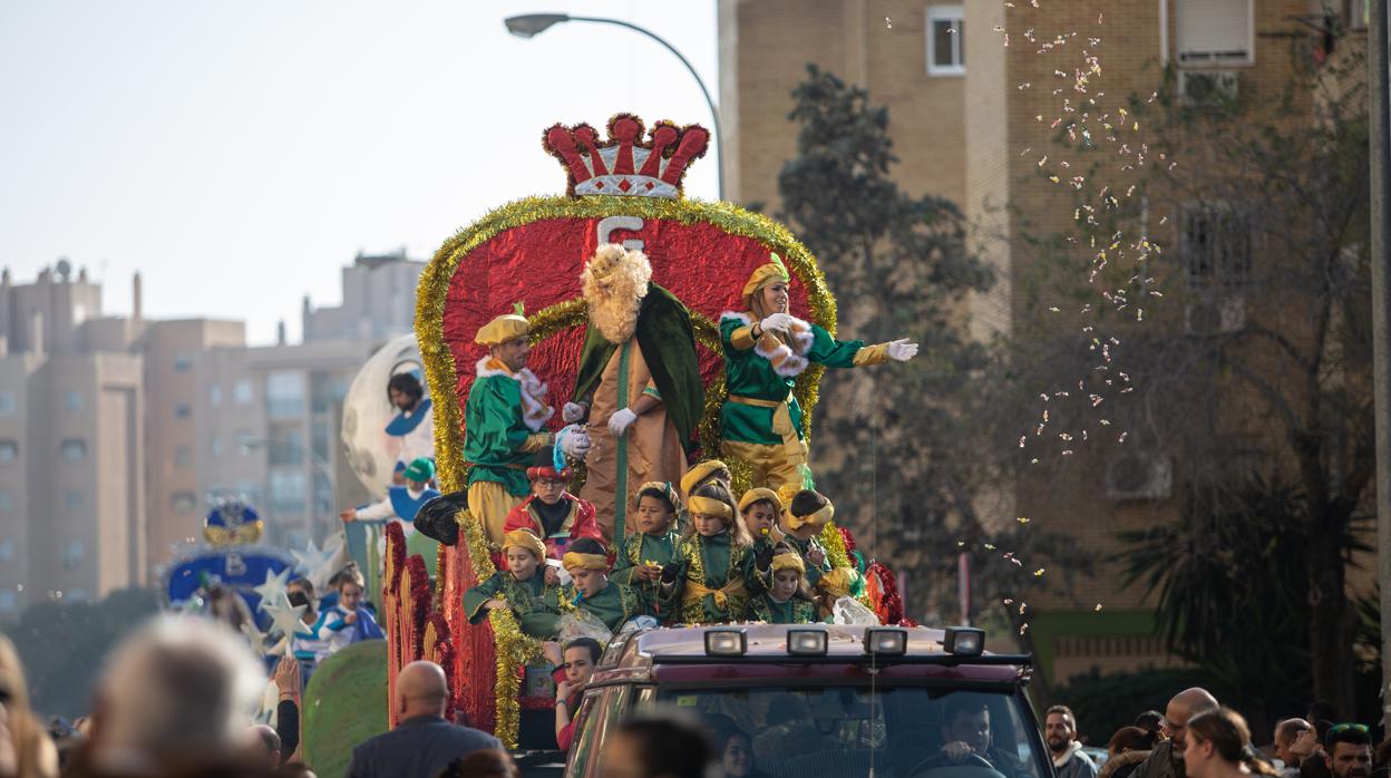 El Rey Baltasar en la Cabalgata de Triana lanza peluches a dos manos