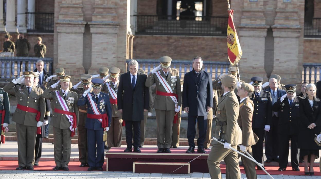 Un momento del desfile militar en la Plaza de España esta mañana