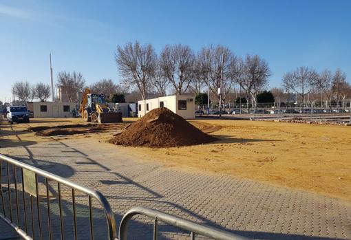 Comienzan los trabajos para instalar la portada de la Feria de Abril de Sevilla