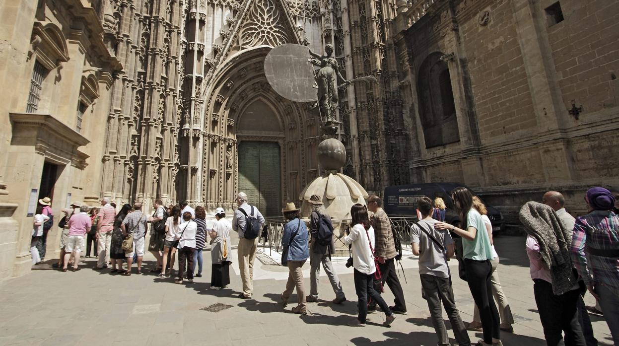 Colas para acceder a la Catedral, cuya entrada ha aumentado un euro en 2020